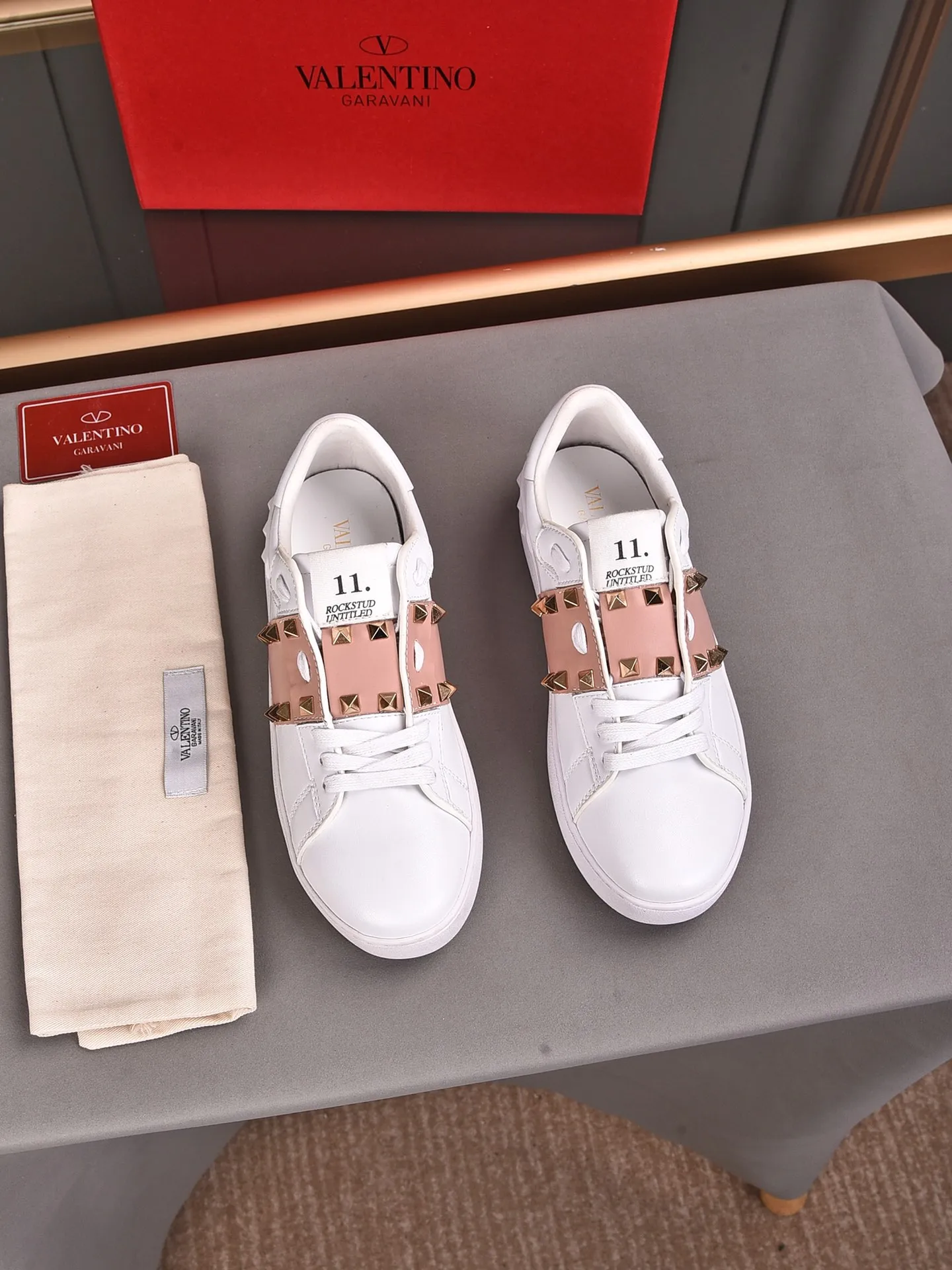 Men's shoes 440💰 (men and women couples) Valentino classic color matching series casual shoes. Made with heavy craftsmanship, good products pay attention to every detail. A must-have trendy item that can be worn all year round, it has been worn by many celebrities and Internet celebrities~~Imported cowhide surface, unique design concept, sheepskin lining, counter quality. Women’s clothing 35-40. Men’s clothing 39-44, 45-46 (returns and exchanges are not supported for custom-made items)